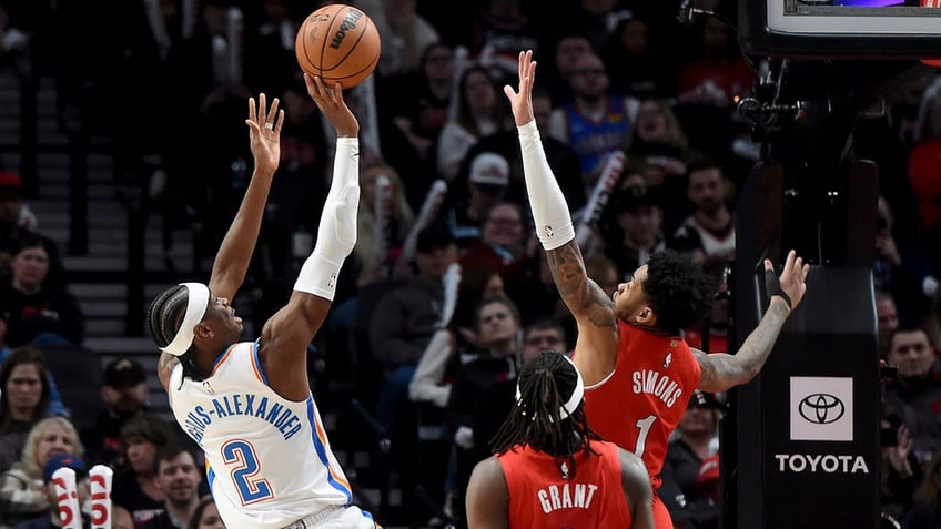 Shai Gilgeous-Alexander shoots