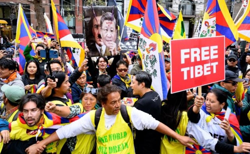 tibet activists and pro china supporters demonstrate at apec summit