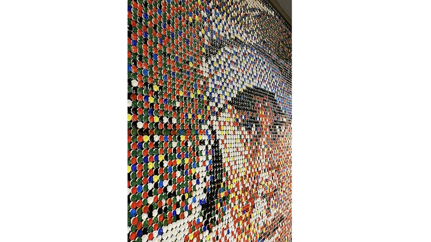 tiger woods fan creates mural of the player using 25000 golf tees see the artists stunning design