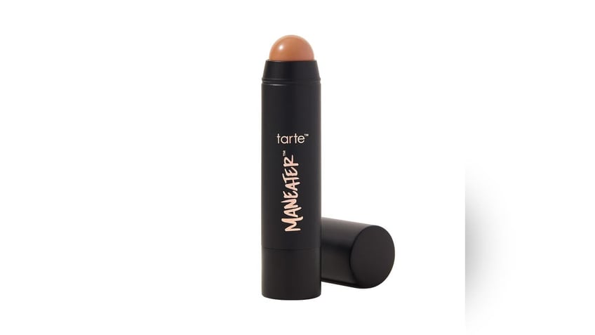 Apply this stick bronzer to the cheekbones, forehead and jawline for a chiseled appearance.