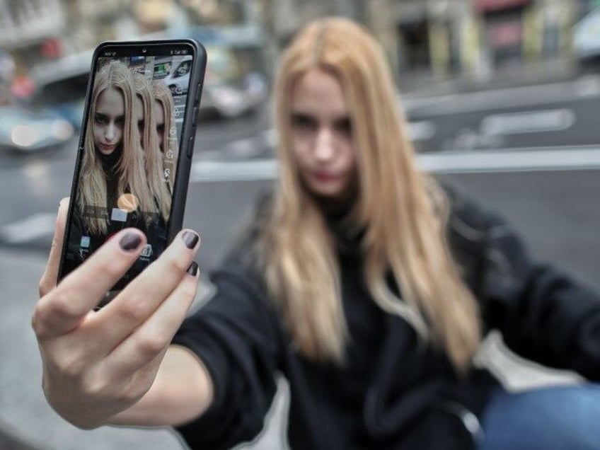 Rosa, known as Ghoulbabyghoul in the Tik Tok app where she has more than 3000 followers, records herself with her mobile phone on the Gran Via in Madrid, on September 24, 2020 in Madrid, Spain. The ban on downloading the application in the United States, which came into force next …