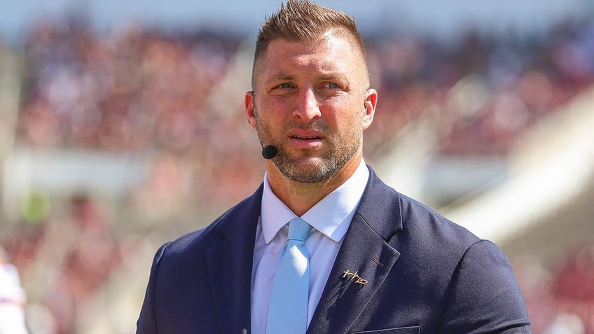 tim tebow praises college football stars charitable efforts recalls really special memory