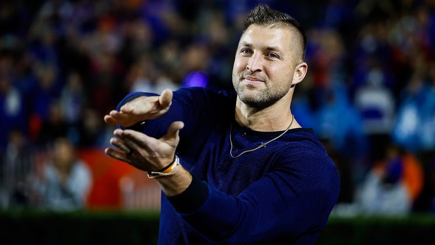 Tim Tebow gator chomp