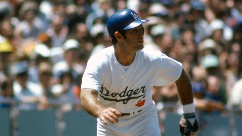 Steve Garvey running bases