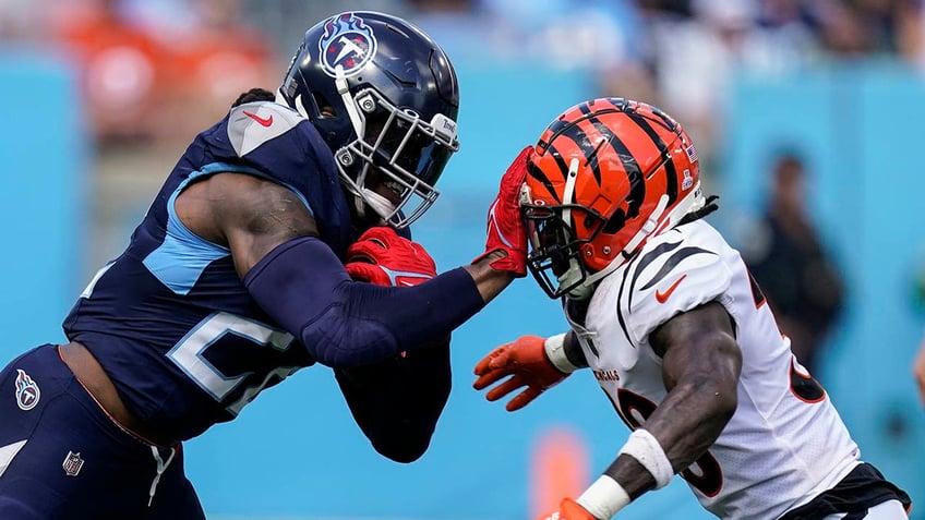 titans derrick henry runs over bengals defense throws td pass in big win