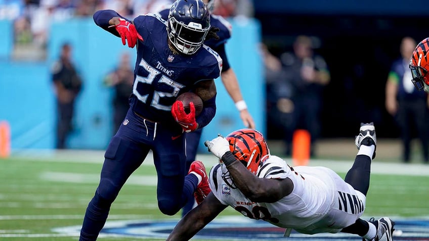 titans derrick henry runs over bengals defense throws td pass in big win