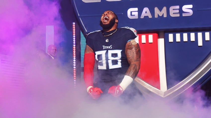 Jeffery Simmons yells during pre-game introduction