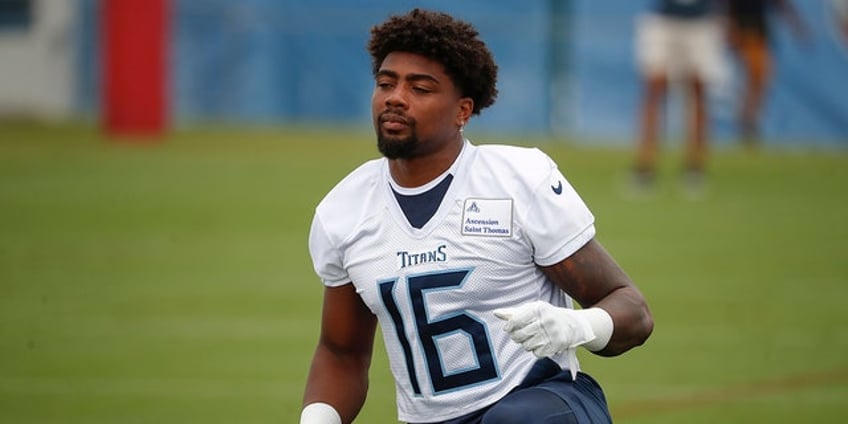 titans wide receiver treylon burks expected to miss few weeks with knee injury report