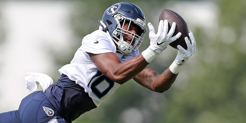 titans wide receiver treylon burks expected to miss few weeks with knee injury report