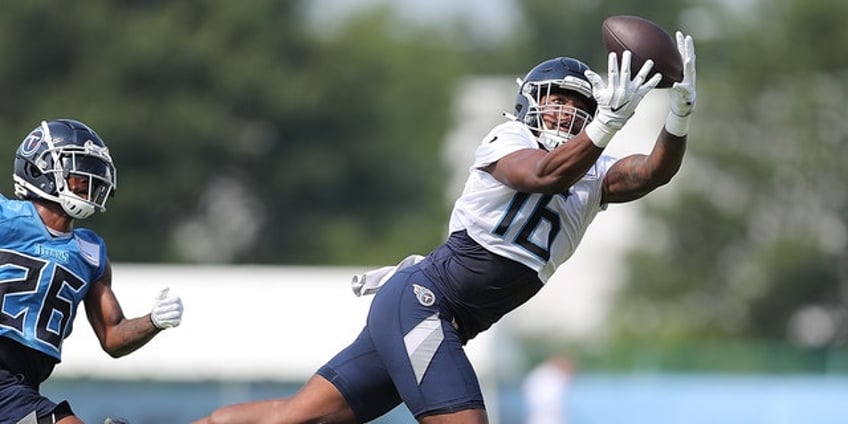 titans wide receiver treylon burks expected to miss few weeks with knee injury report