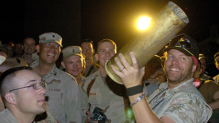 Toby Keith speaks with service members on USO tour.