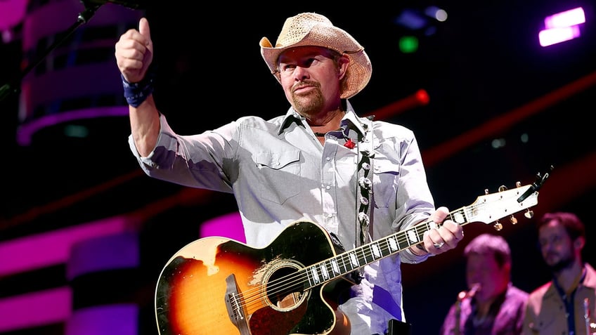 toby keith returns to concert stage after stomach cancer diagnosis