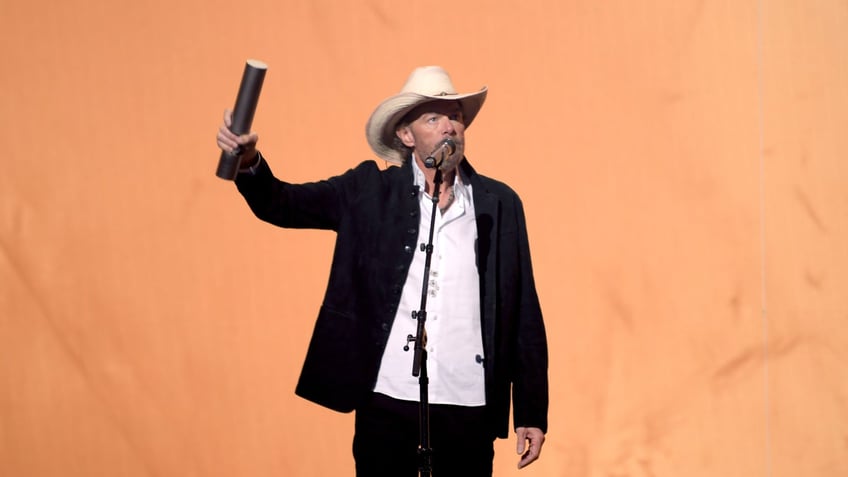 toby keith returns to concert stage after stomach cancer diagnosis