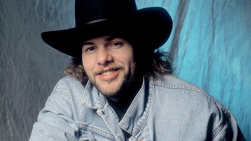 Toby Keith wears a black hat in first promo photos at age 32