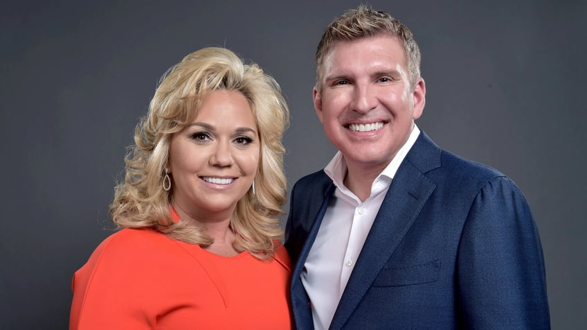 todd and julie chrisley face poisonous snakes mold and asbestos in prison kids say its a nightmare