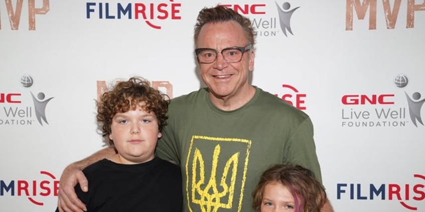 tom arnold reveals arnold schwarzenegger helped save him after wake up call stroke