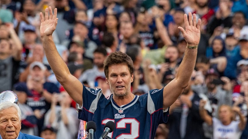 Tom Brady salutes crowd