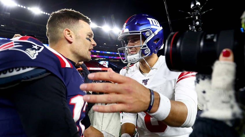 Tom Brady talks to Daniel Jones