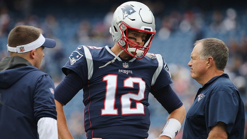 Tom Brady talks to coaches