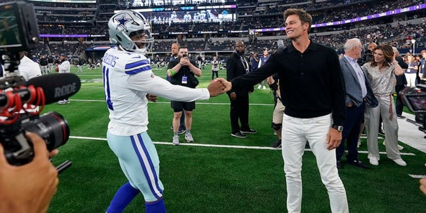 tom brady gives advice to raiders quarterbacks before game vs cowboys