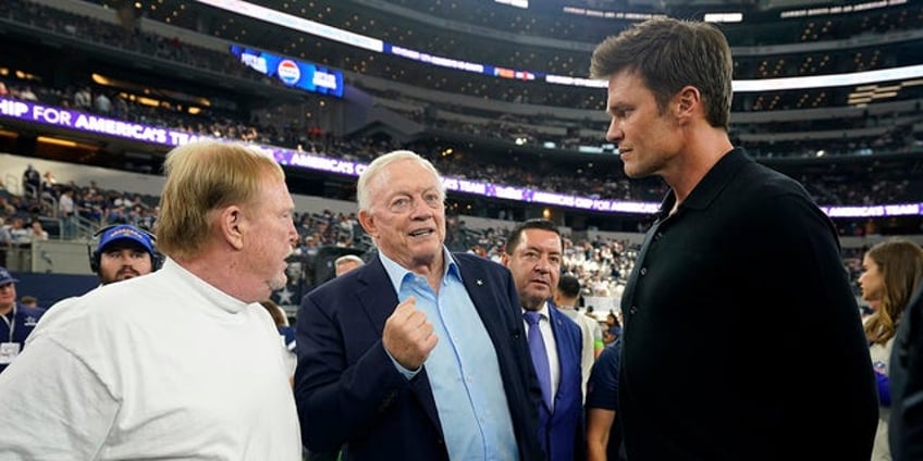 tom brady gives advice to raiders quarterbacks before game vs cowboys