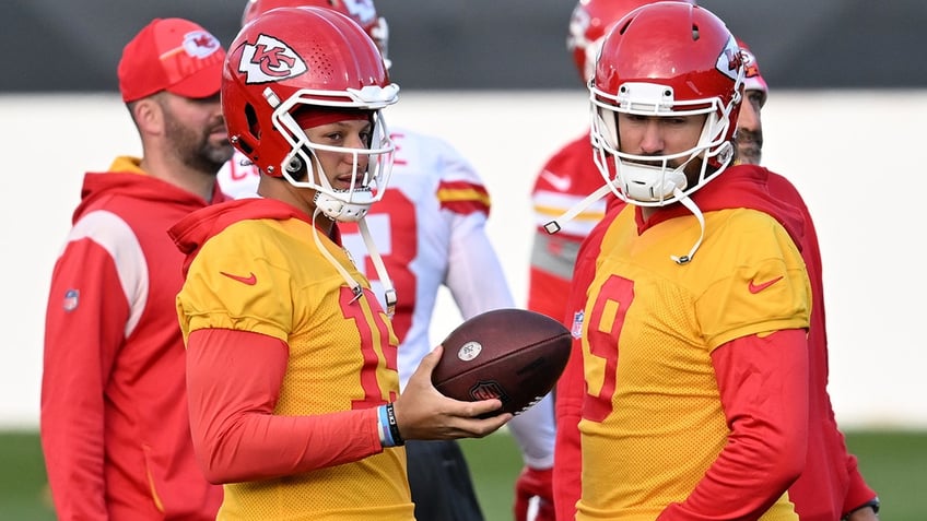 Blaine Gabbert and Patrick Mahomes practice