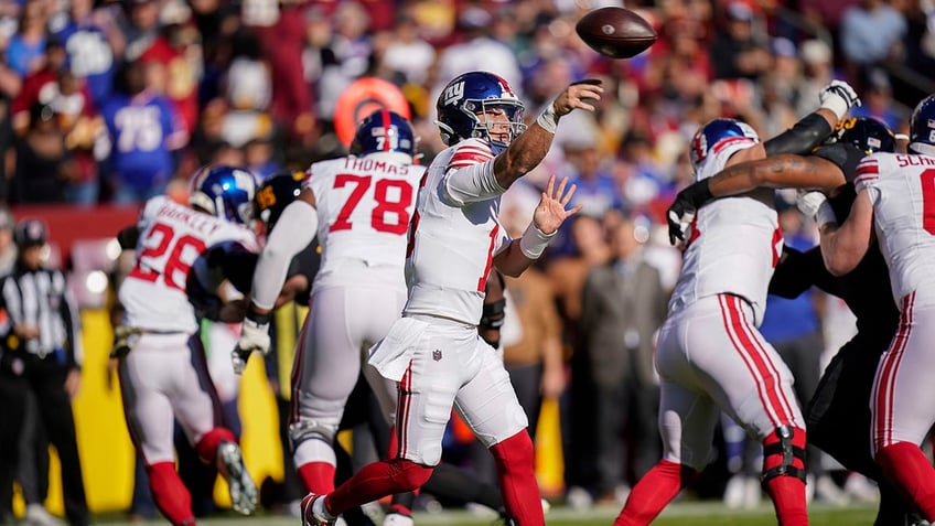 tommy devito picks up first career win as giants defense picks off sam howell 3 times