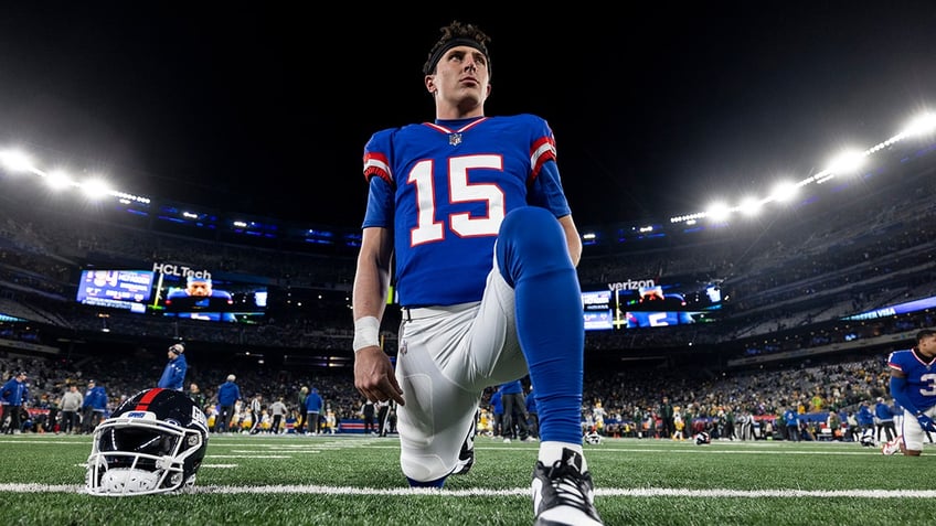 Tommy DeVito stretches pre-game