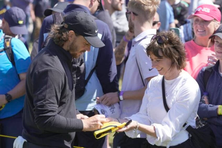 tommy fleetwood carries home hopes as the english seek a first british open winner since 1992