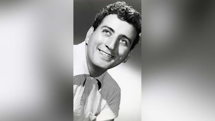 tony bennett dead at 96 carrie underwood fran drescher and elton john react to iconic singers passing