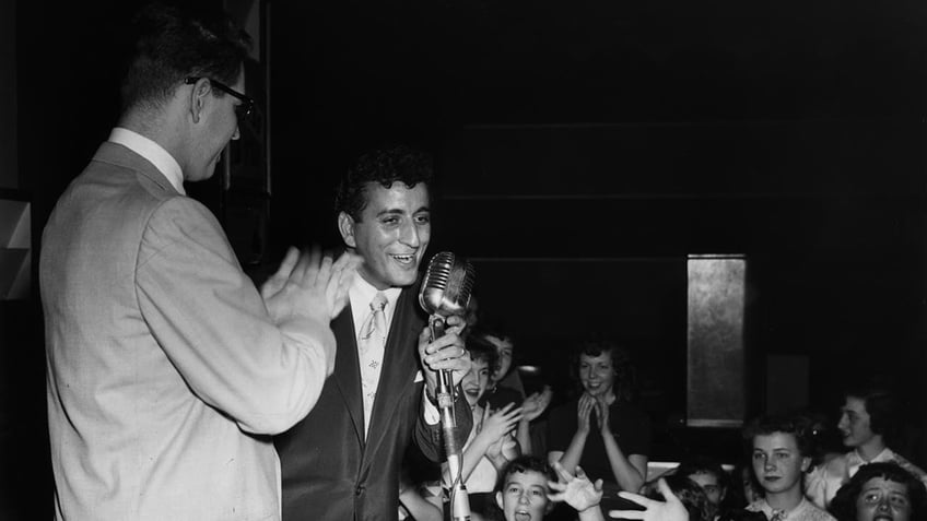 tony bennett liberated concentration camp while serving in wwii described war as front row seat in hell