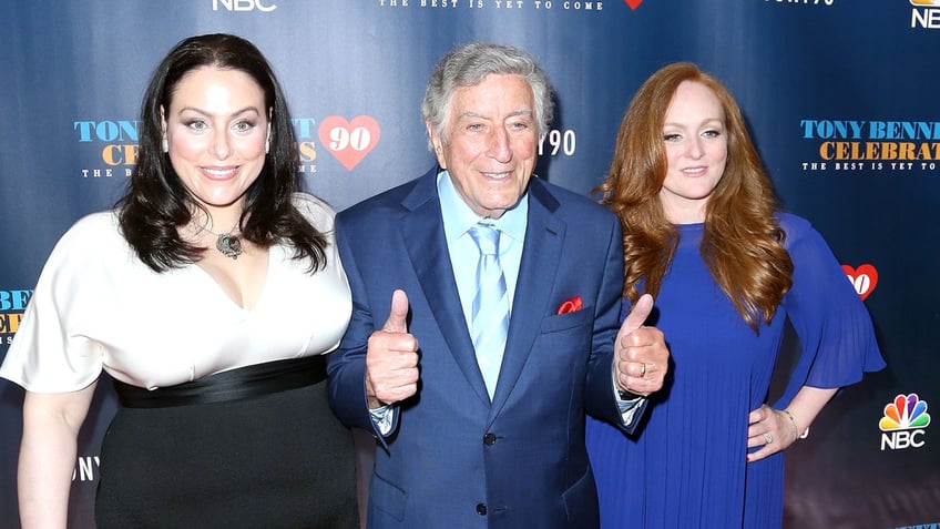 Antonia and Johanna Bennett take a photo with their dad Tony Bennett