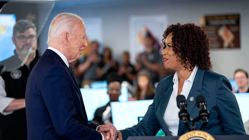 Biden shakes hand of DC mayor at extreme weather press conference