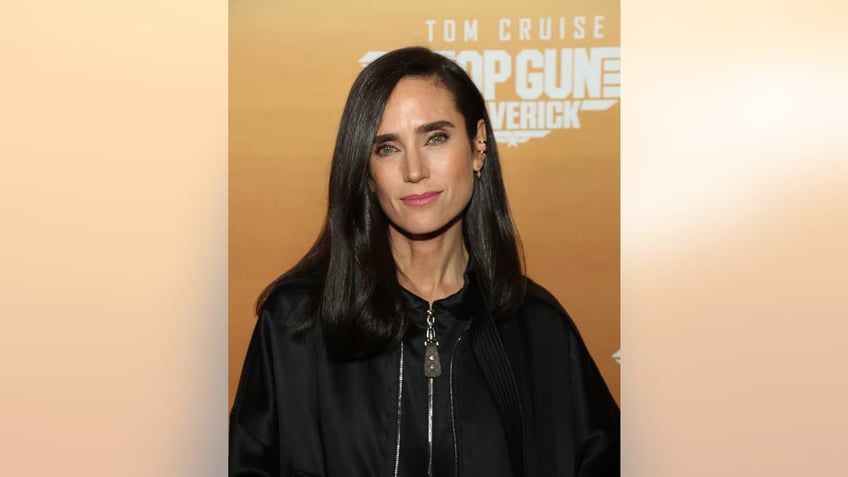 Jennifer Connelly smiles on carpet