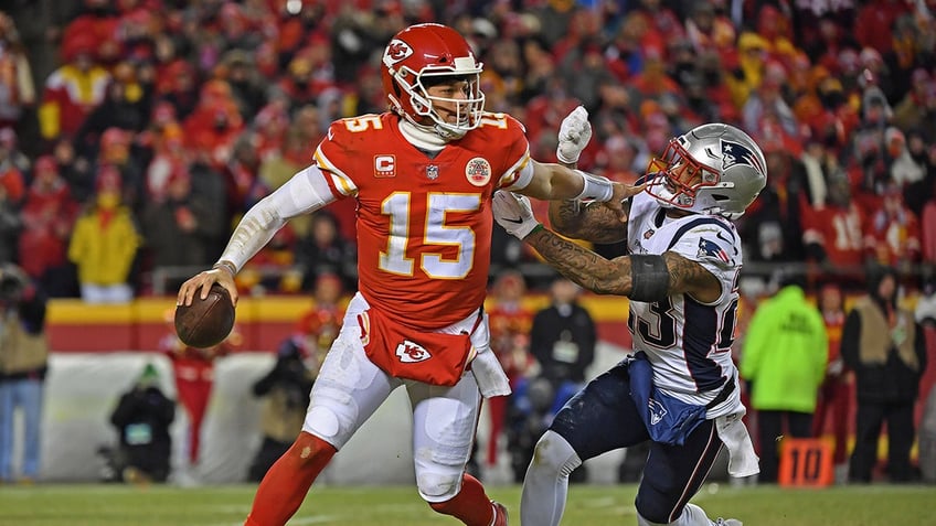 Patrick Mahomes avoids a tackle 