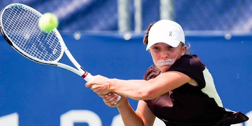 top ranked tennis star iga swiatek explains wearing tape over her mouth during bizarre practice session