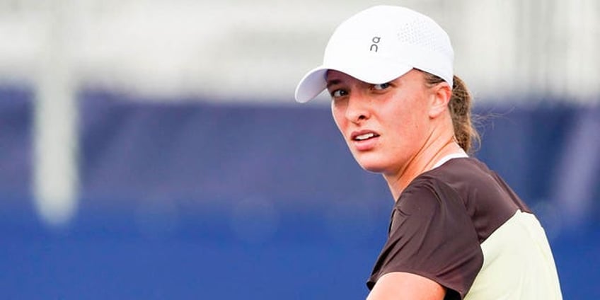 top ranked tennis star iga swiatek explains wearing tape over her mouth during bizarre practice session