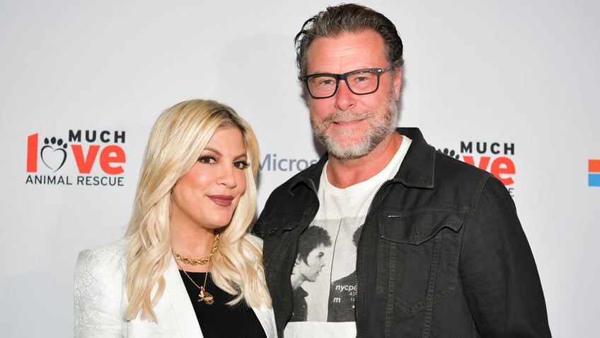 Dean McDermott and Tori Spelling walk red carpet