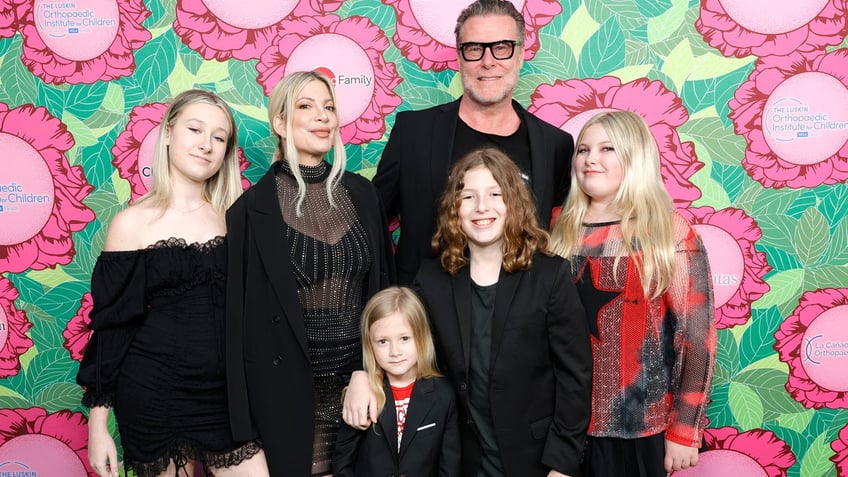 Stella Spelling, Tori Spelling, Beau Spelling, Dean McDermott, Finn Spelling, and Hattie Spelling