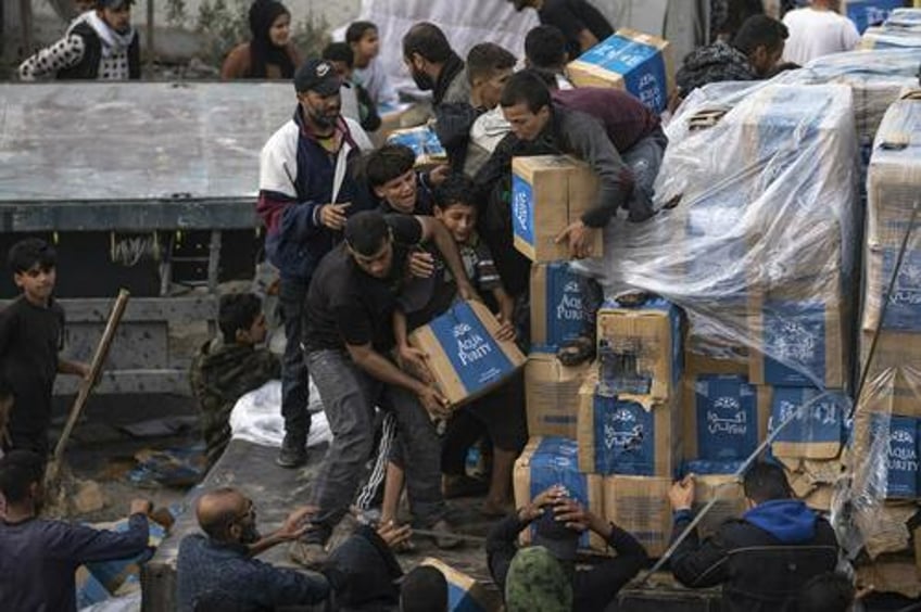 total lawlessness looting has made gaza aid delivery nearly impossible un chief