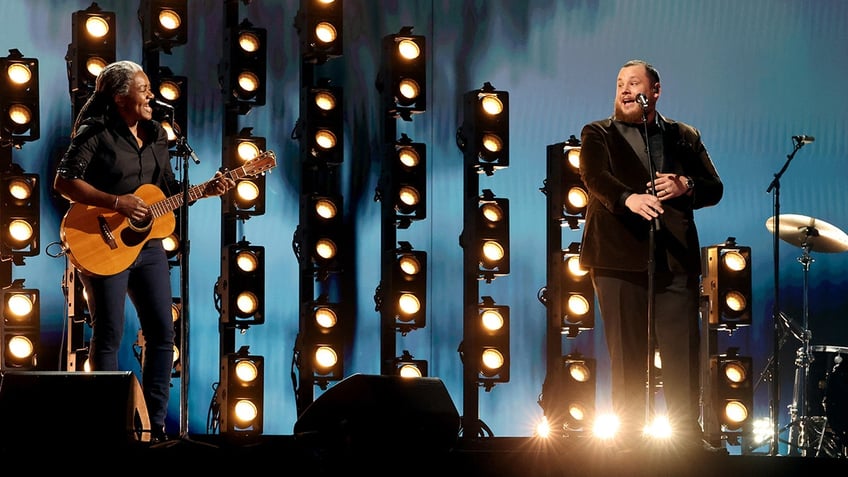 Tracy Chapman and Luke Combs sing a duet