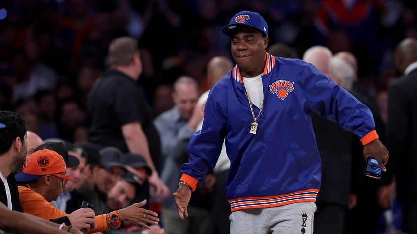 Tracy Morgan shakes hands at Knicks game