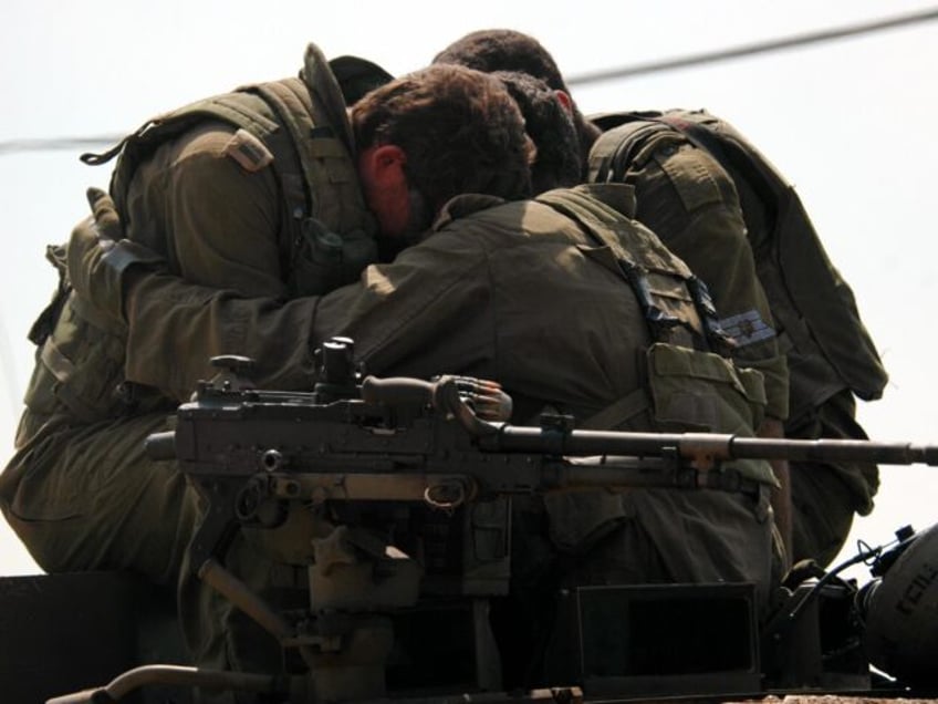 IDF soldiers cry (Shaul Schwarz / Getty)