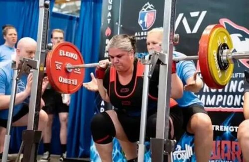 transgender powerlifter smashes womens world record by more than 440 pounds