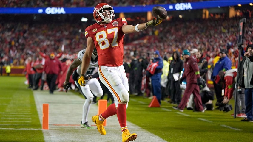 travis kelce breaks scoreless drought but key fumble contributes to chiefs loss sans taylor swift