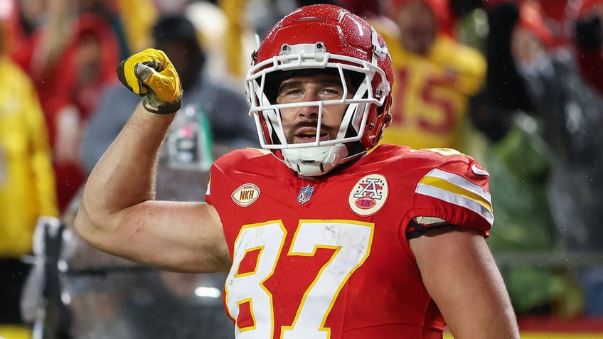 travis kelce breaks scoreless drought but key fumble contributes to chiefs loss sans taylor swift