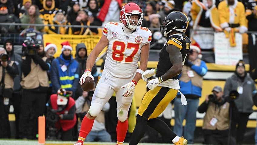 Travis Kelce celebrates touchdown