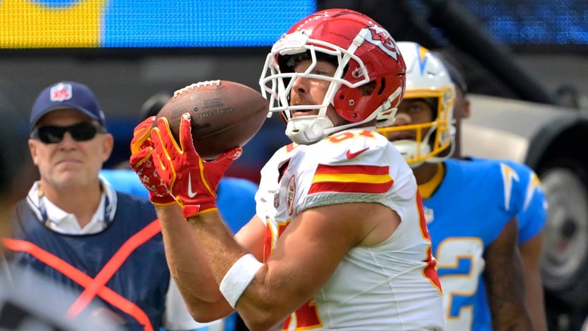 Travis Kelce makes a catch