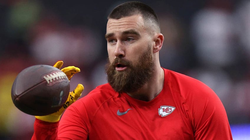 Travis Kelce catches ball in warmups