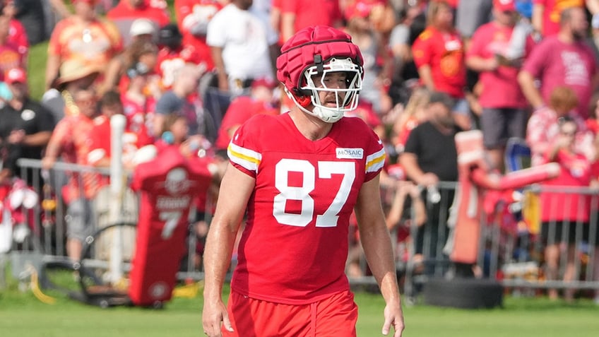 Travis Kelce walks on field